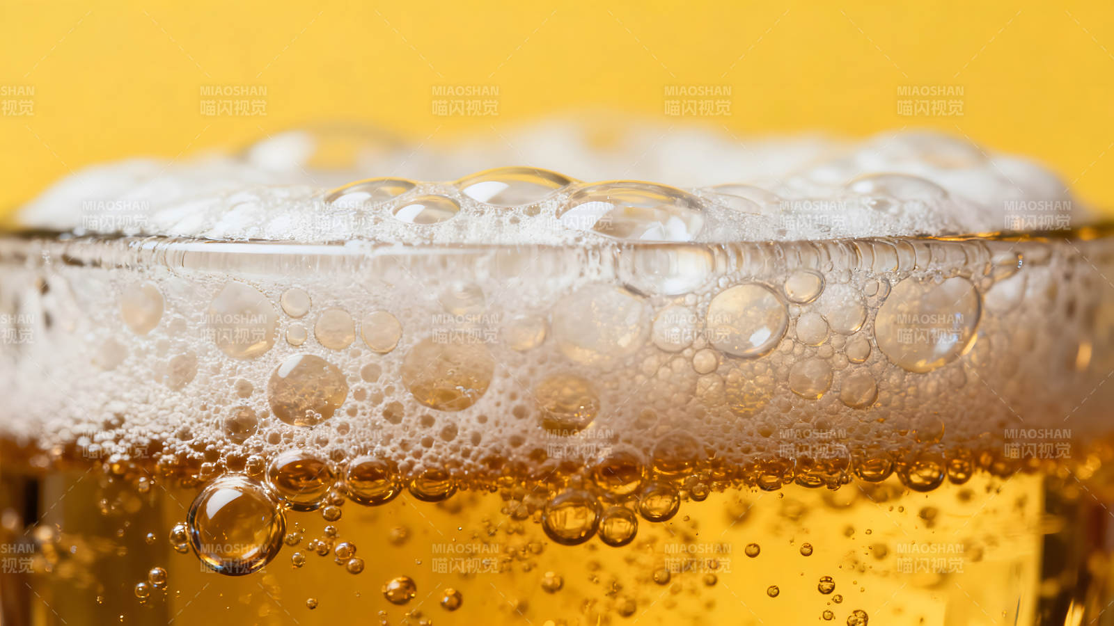 啤酒泡沫特写气泡饱满细腻图片