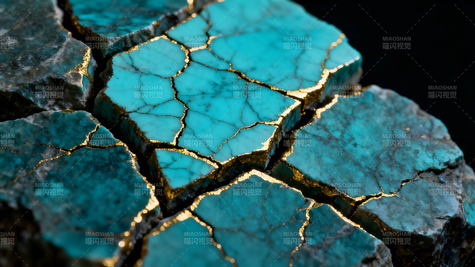 翠绿宝石黄金镶嵌艺术品图片