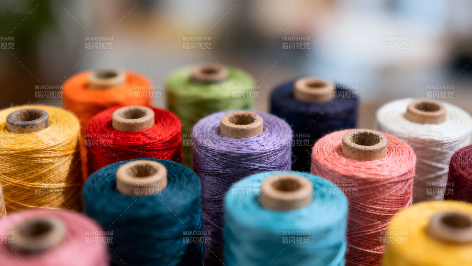 彩色线轴近景特写颜色丰富多样图片