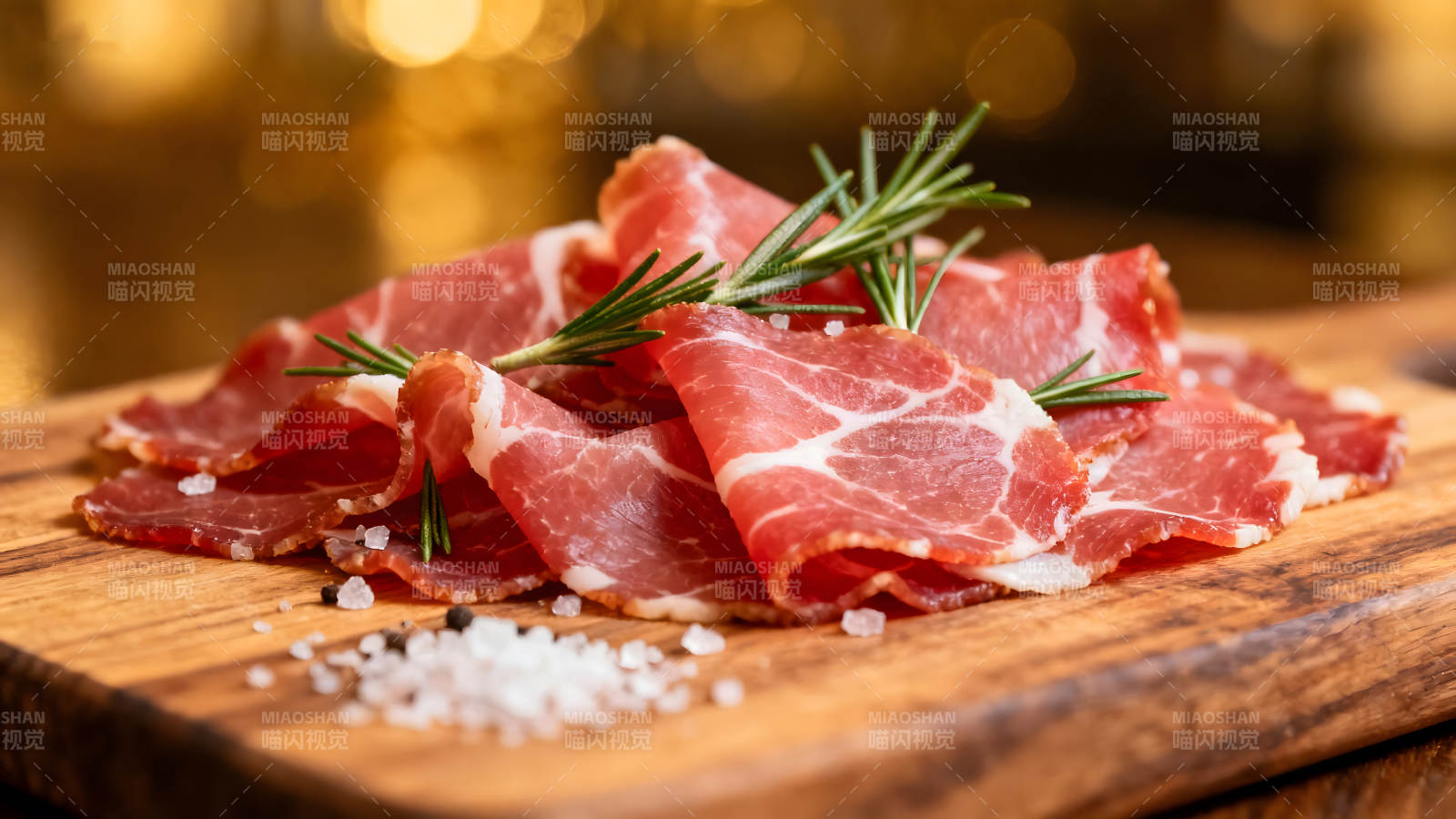 美味熏肉配迷迭香和海盐图片