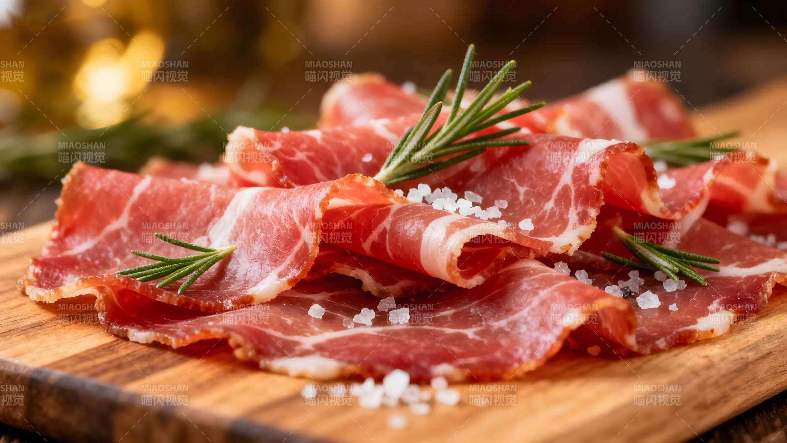 火腿片配迷迭香和盐图片