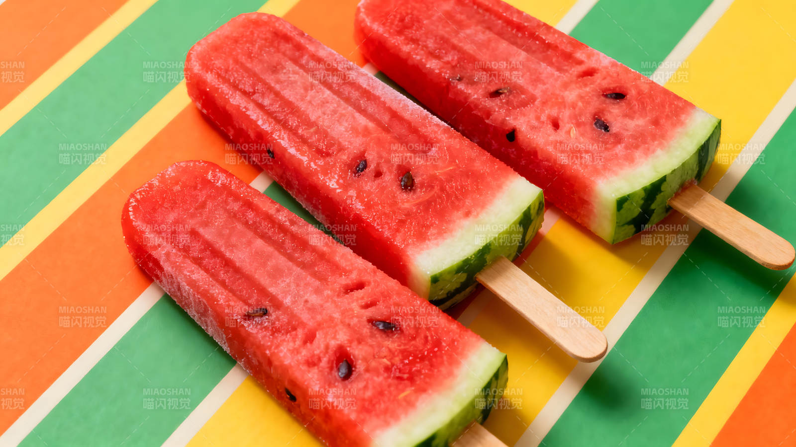 西瓜冰棍夏日美食色彩鲜艳图片