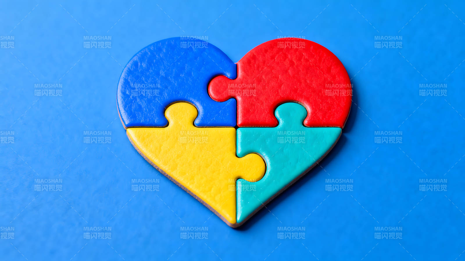 拼图组成的心形图案图片