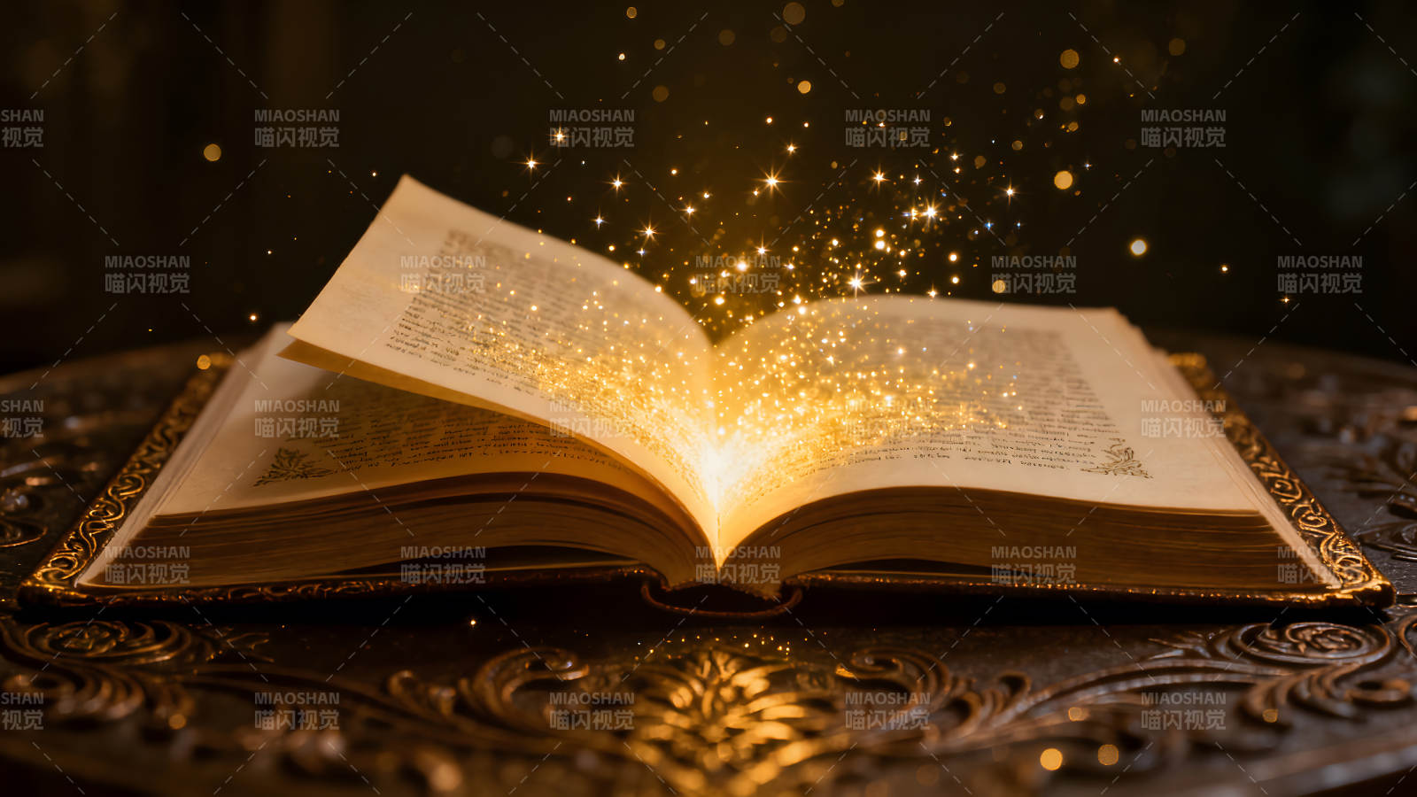 打开的书籍散发着金色光芒图片