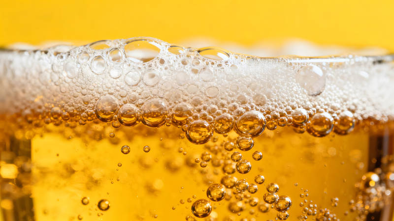 啤酒泡沫特写镜头气泡悬浮在液体中图片