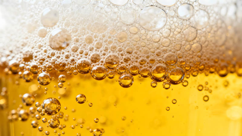 啤酒泡沫特写气泡晶莹剔透图片