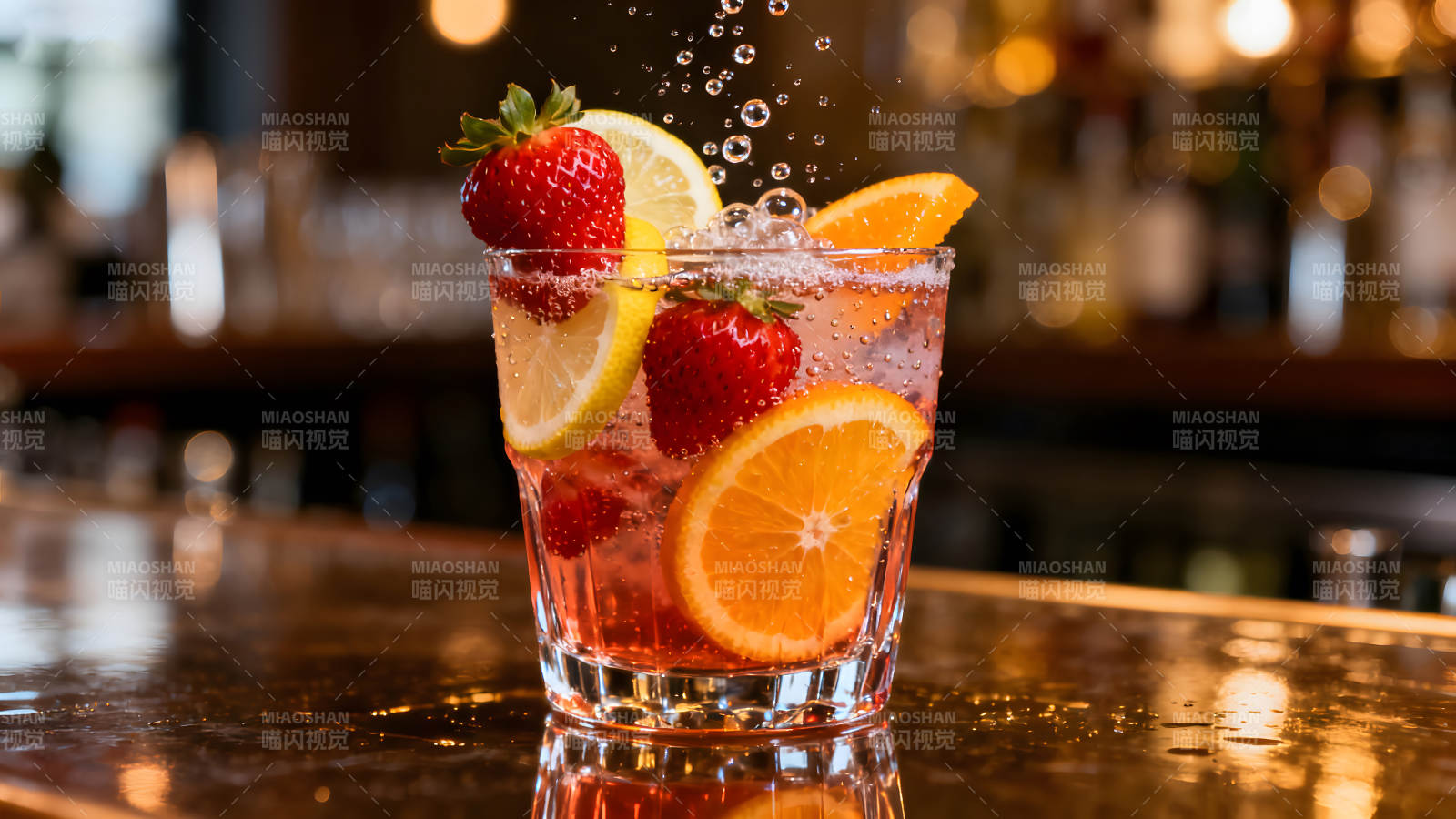 一杯水果鸡尾酒在酒吧桌子上图片