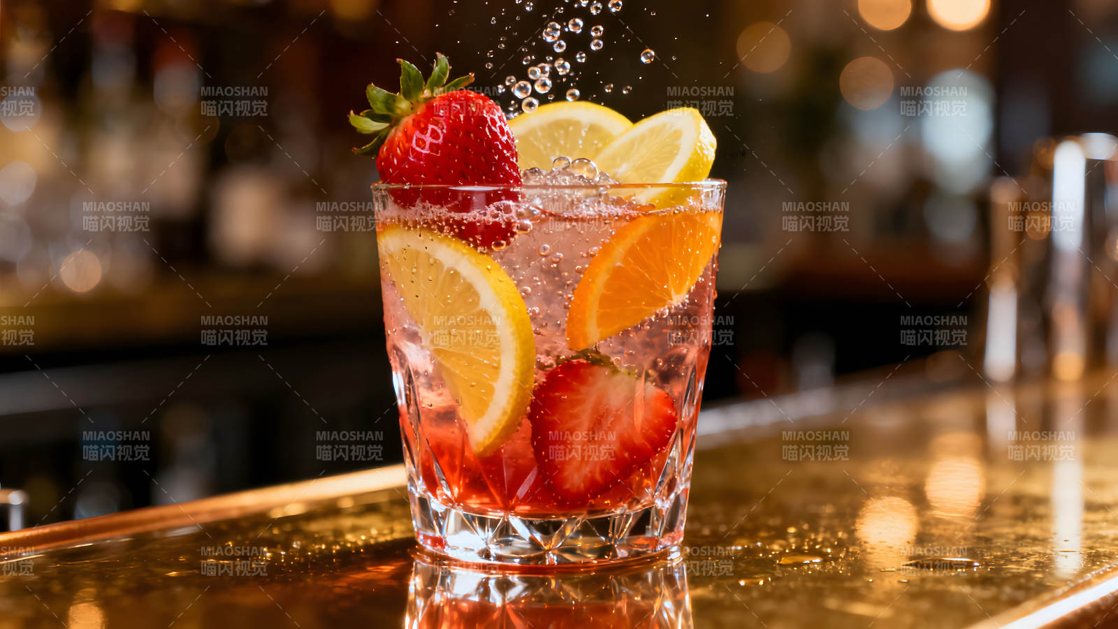 一杯鲜艳水果鸡尾酒特写图片