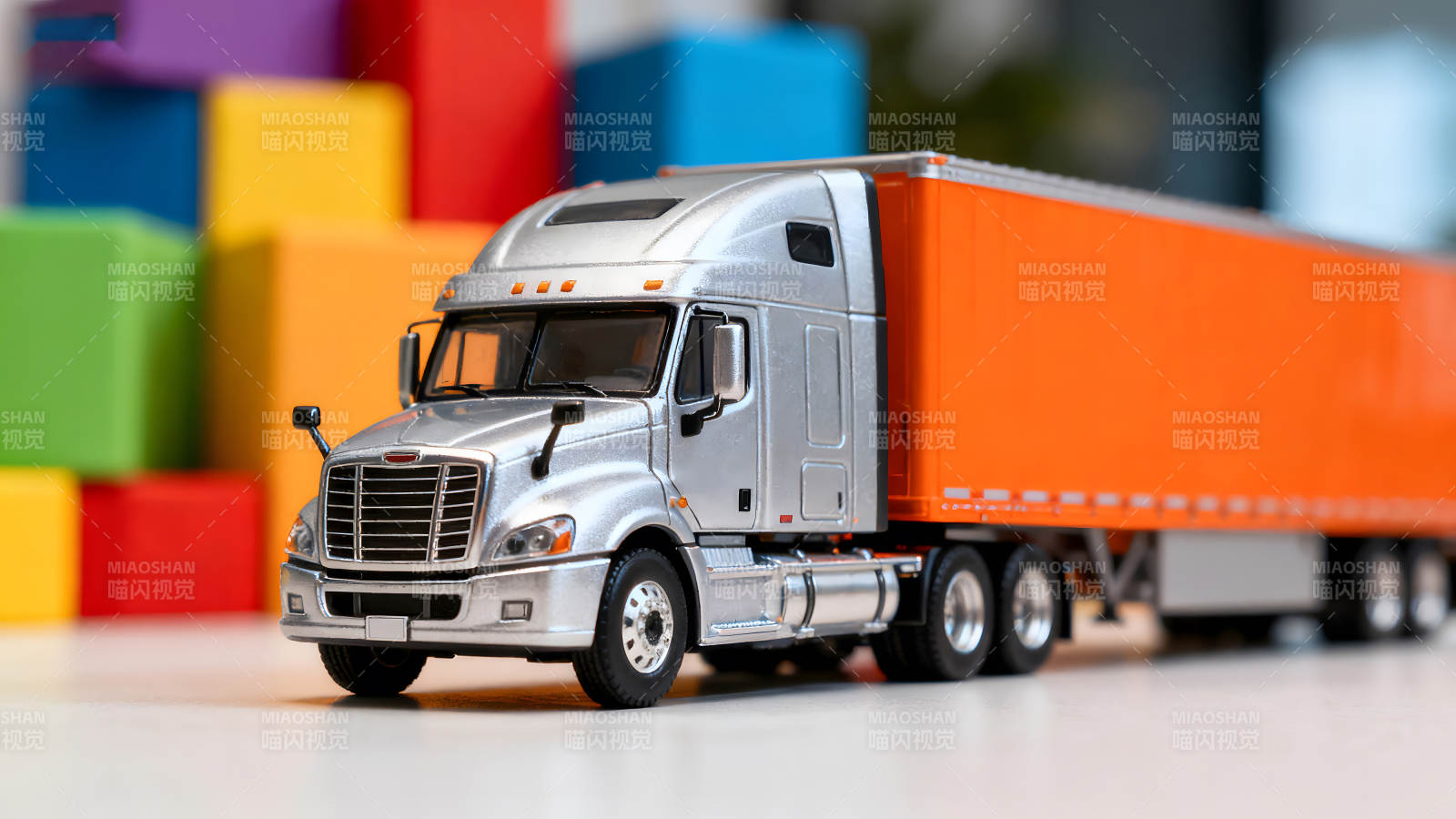 卡车模型与积木玩具的组合图片