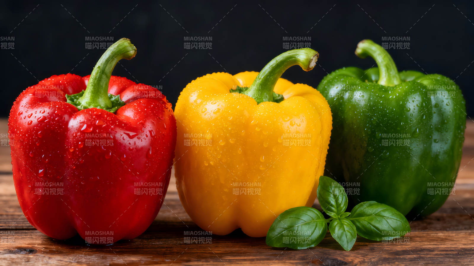 红黄绿彩椒特写图片