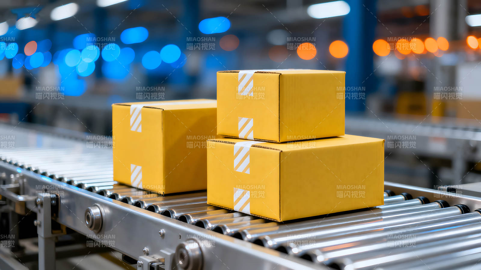 传送带上的黄色纸箱图片