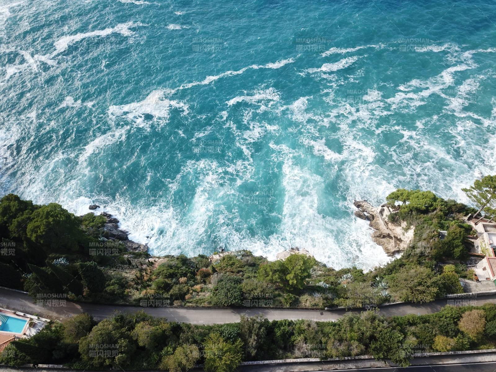 克罗地亚 碧海拍岸 绿树成荫图片