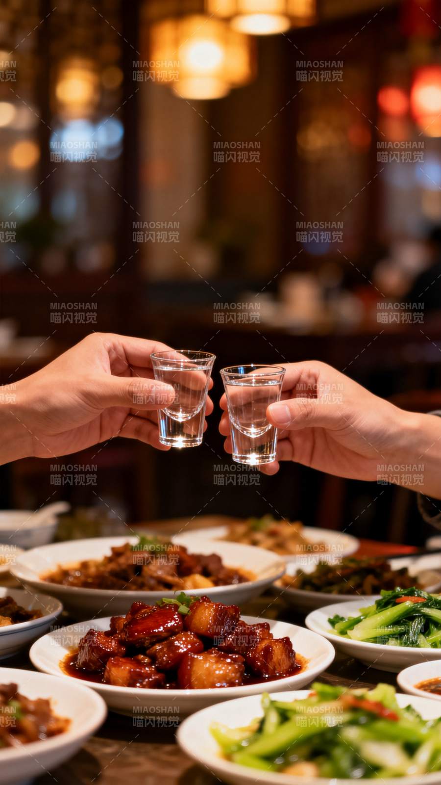 举杯共饮 美食相伴图片