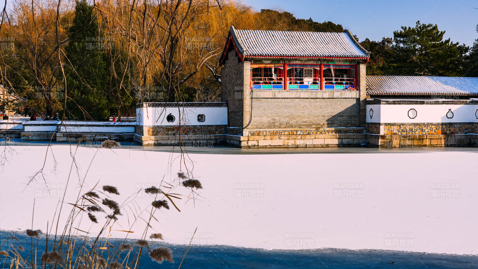 颐和园冬日湖畔小屋图片