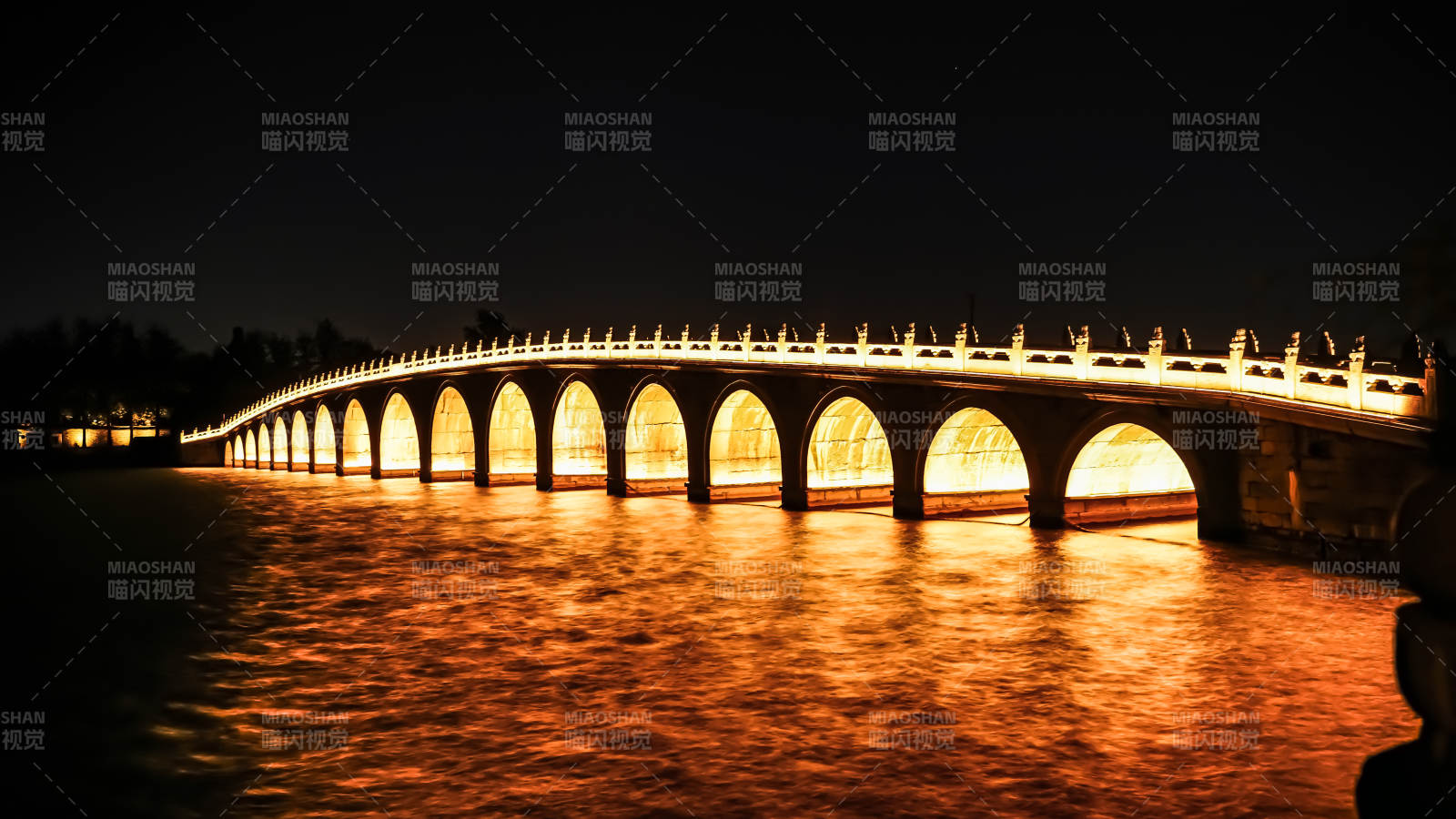 颐和园十七孔夜色映水光图片