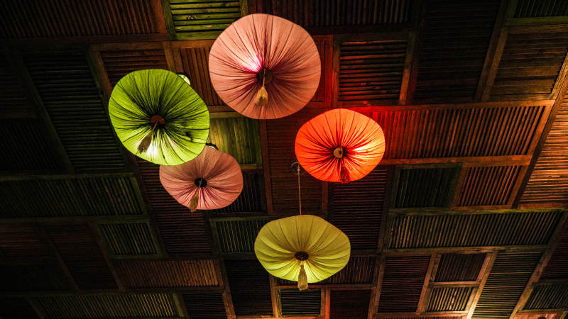 彩伞悬顶 光影交错图片