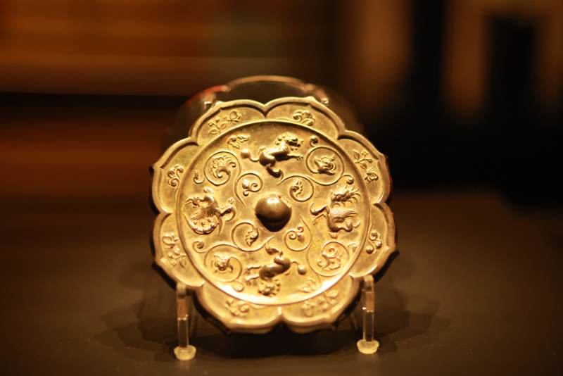 唐瑞兽鸾鸟花卉纹铜镜图片