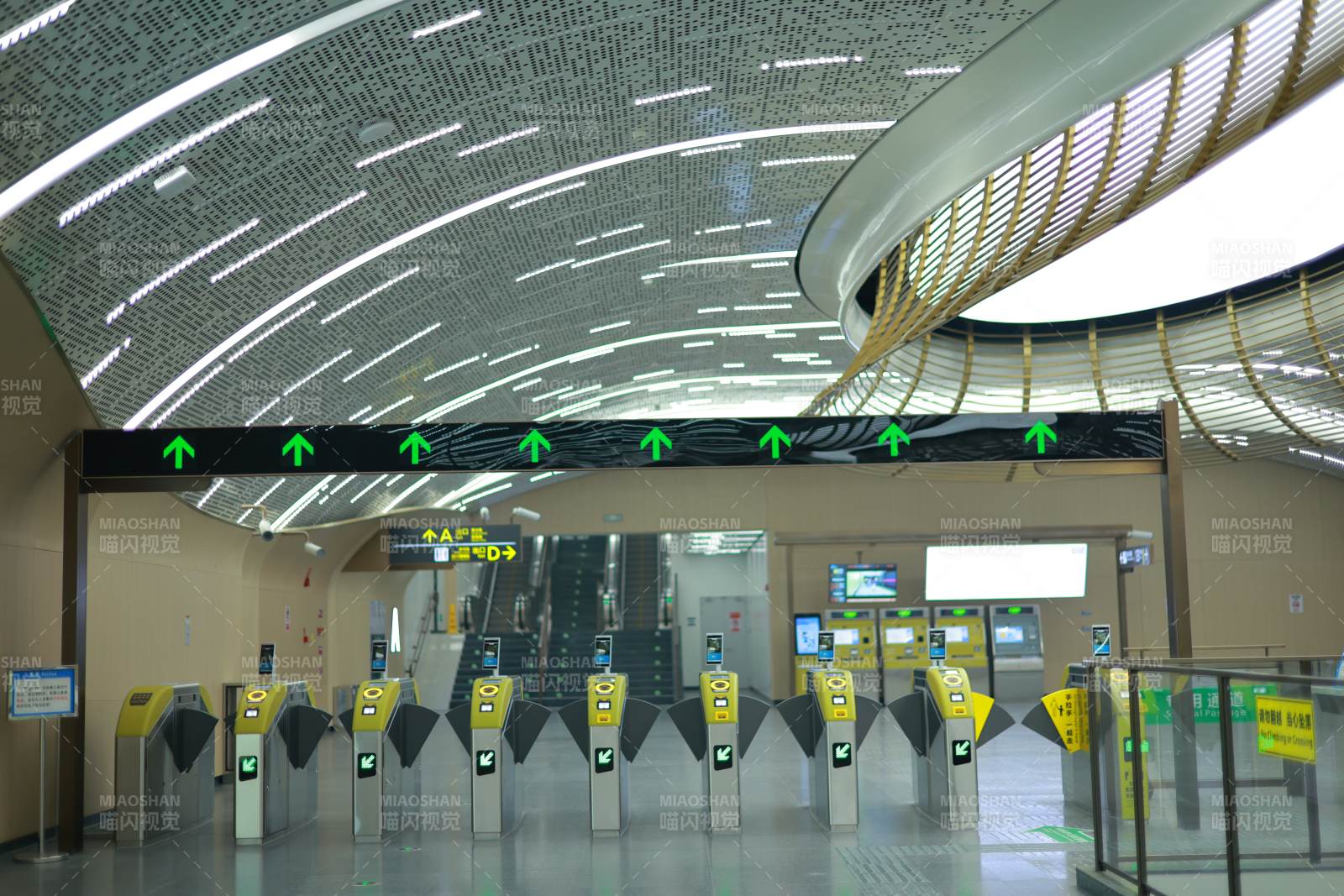 地铁站13号线闸机通道图片