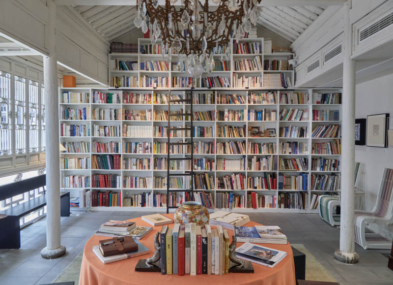 书海中的静谧角落图片