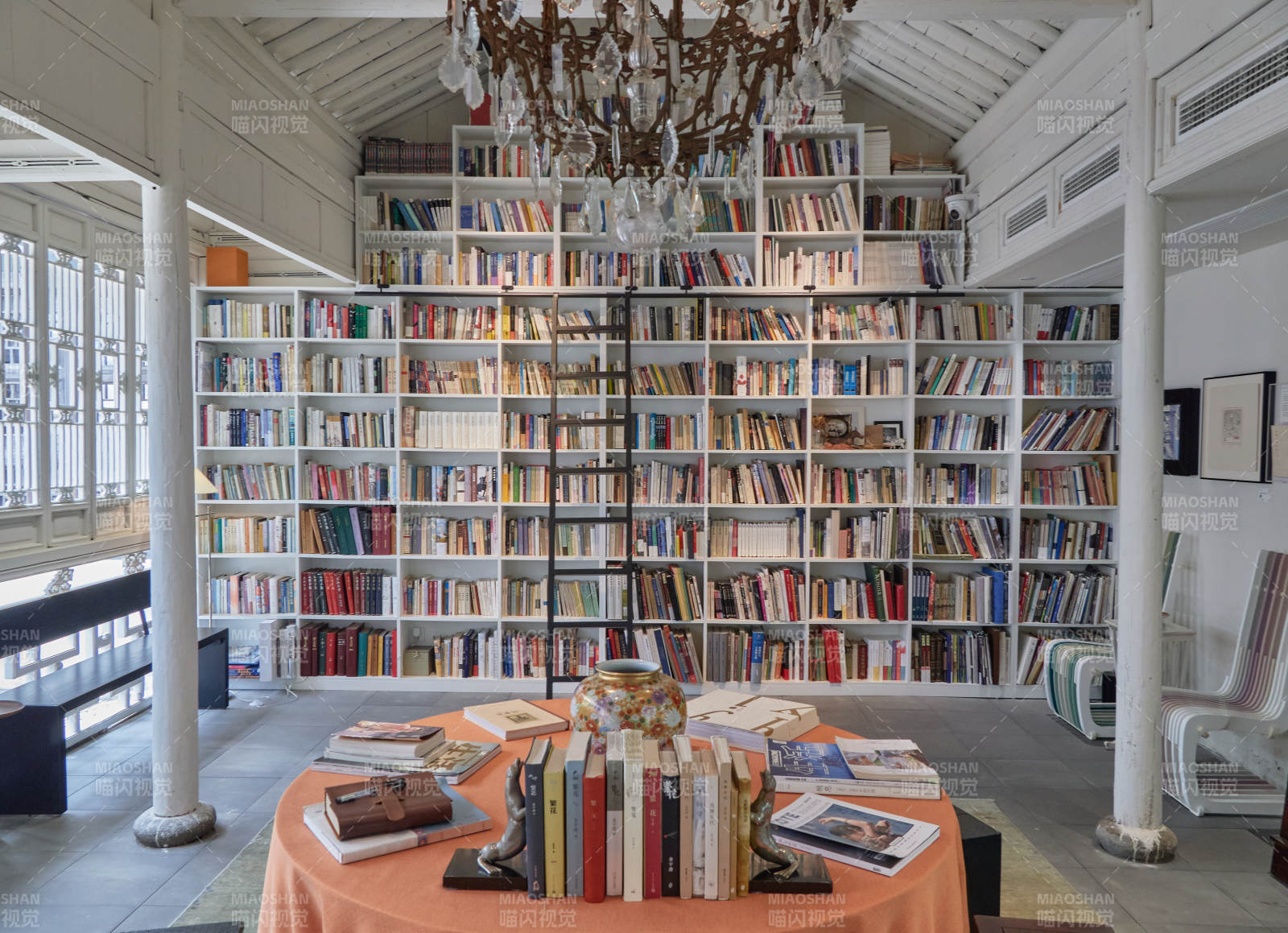 书海中的静谧角落图片