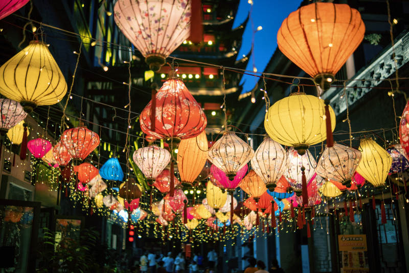 彩灯璀璨夜市景图片