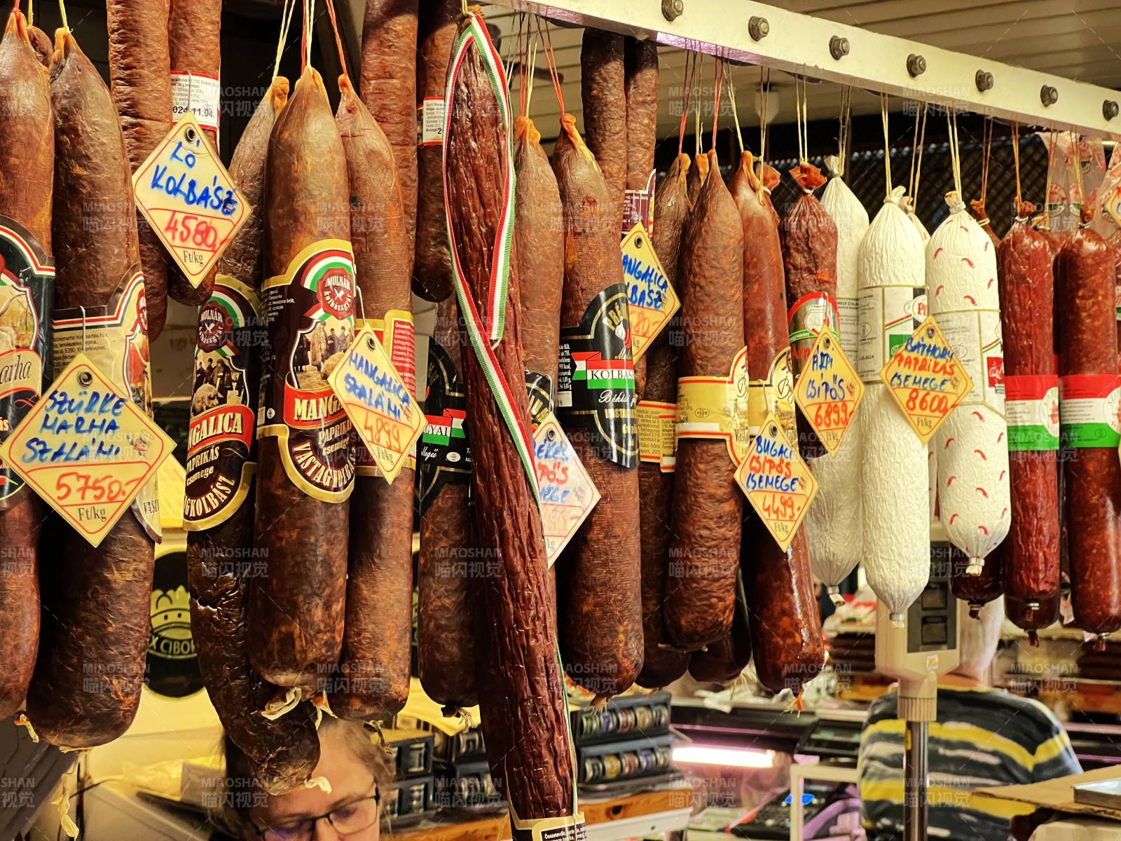 香肠挂满市场摊位图片