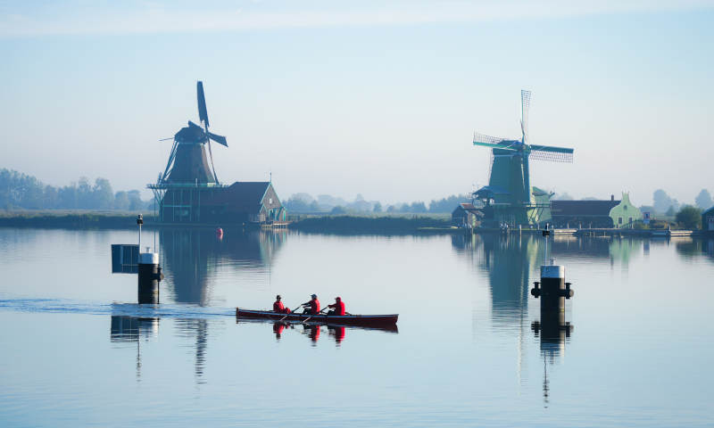 荷兰风车与划船的人图片