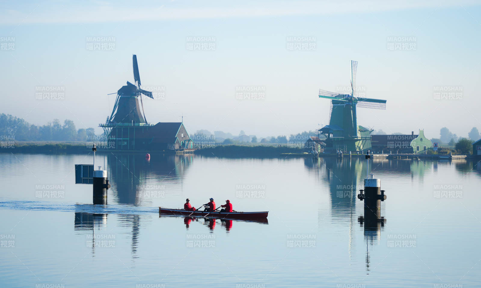 荷兰风车与划船的人图片