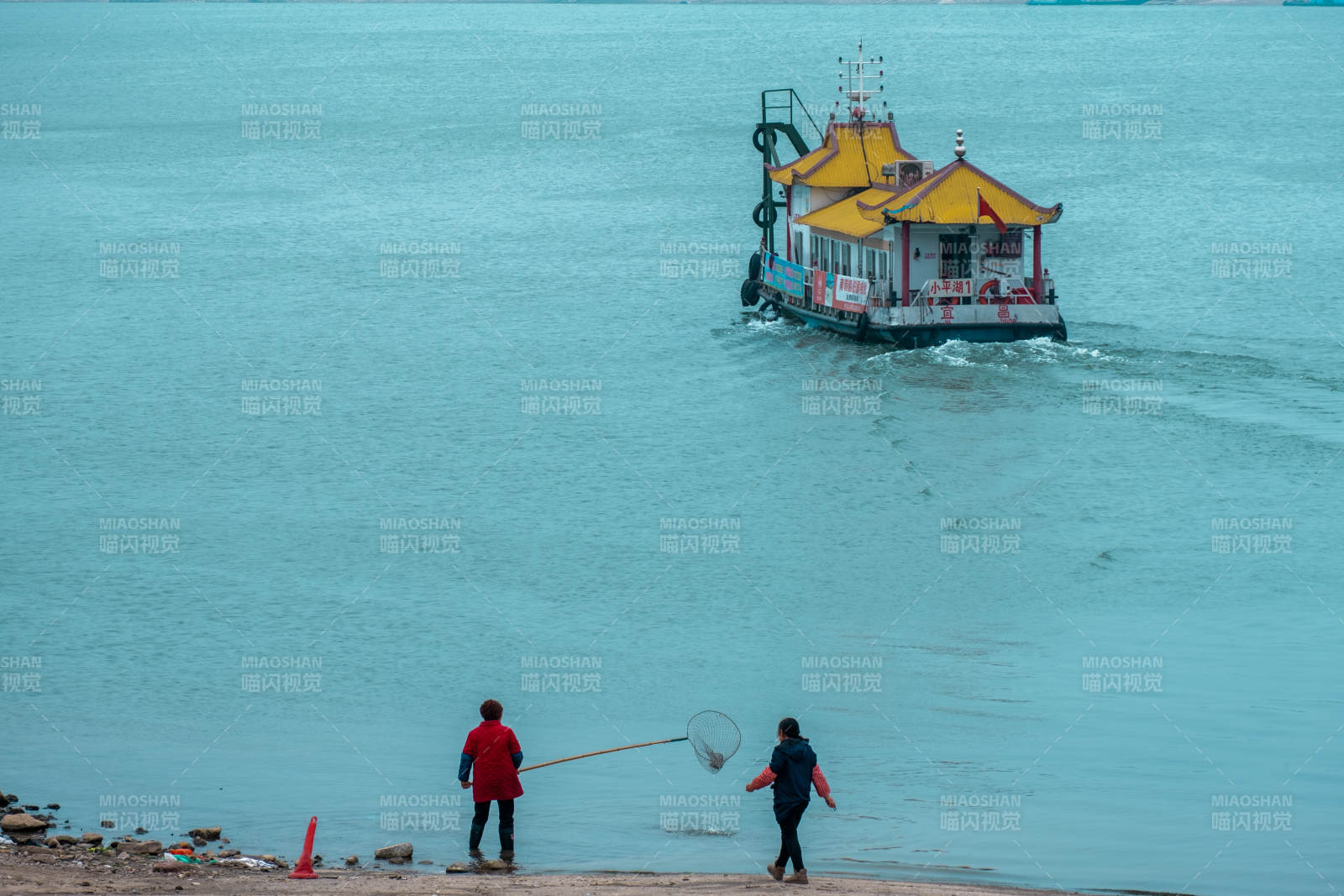 湖畔垂钓 船影悠然图片
