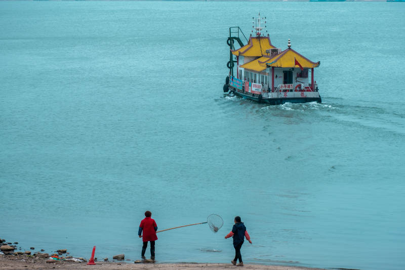 湖畔垂钓 船影悠然图片
