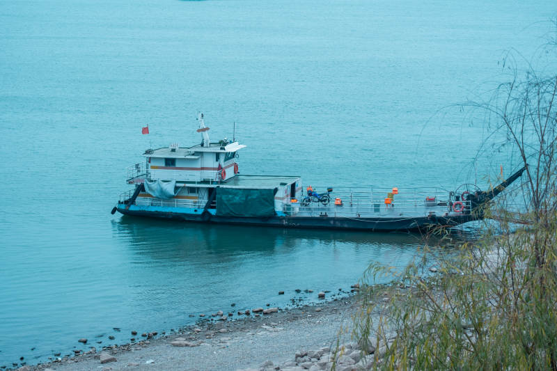 江上货船静泊(湖北宜昌猇亭古老背码头)图片