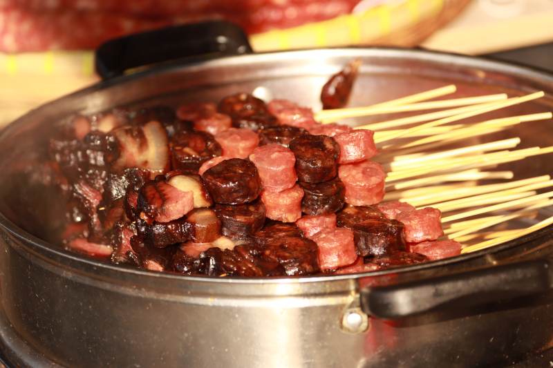 绍兴安昌古镇酱香肠肉串锅中翻滚图片