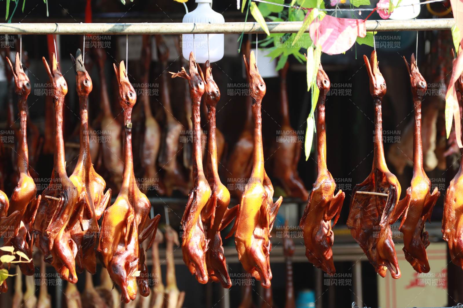 绍兴安昌古镇酱鸭悬挂售卖图片