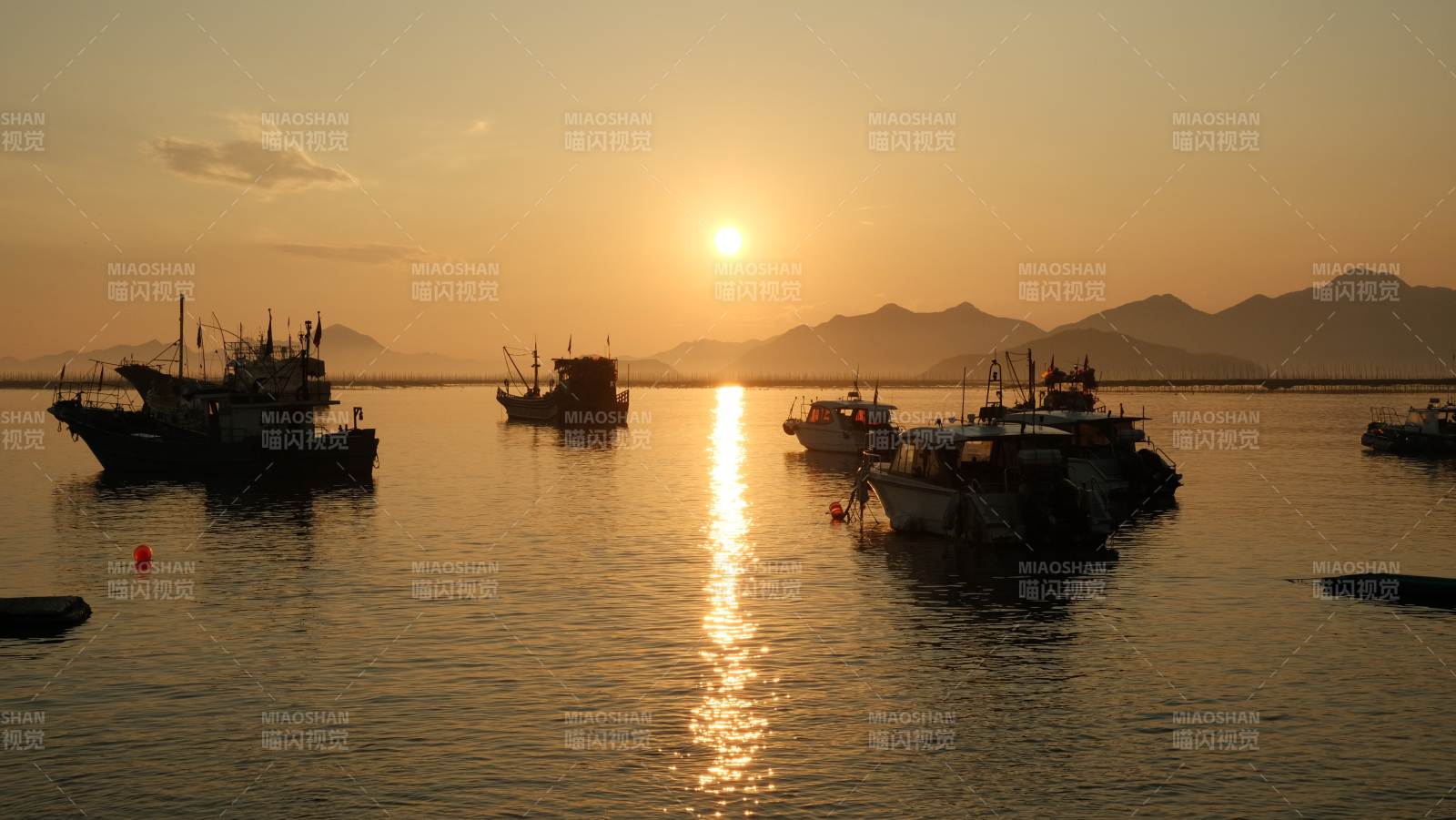 夕阳下的渔船剪影图片