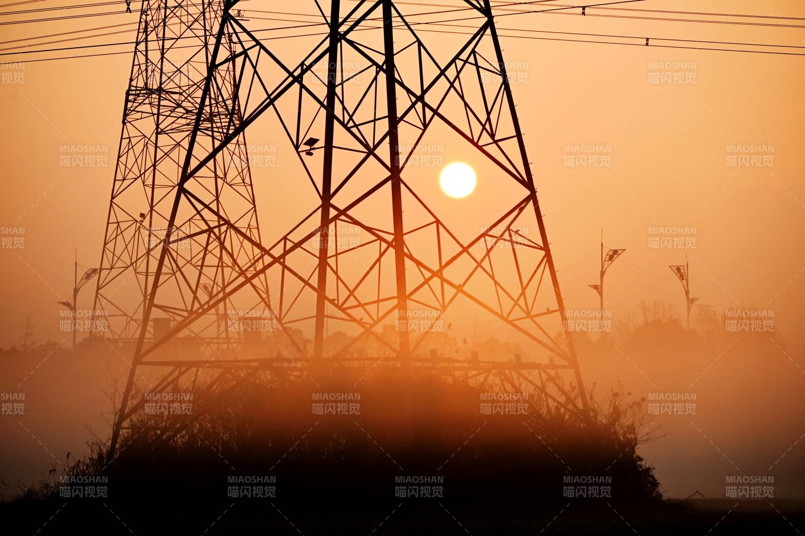朝阳里的电力塔图片
