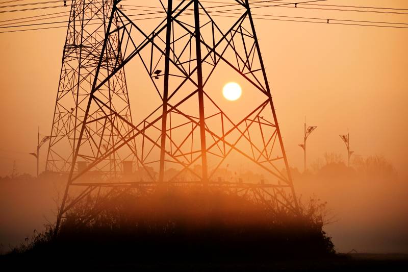 朝阳里的电力塔图片