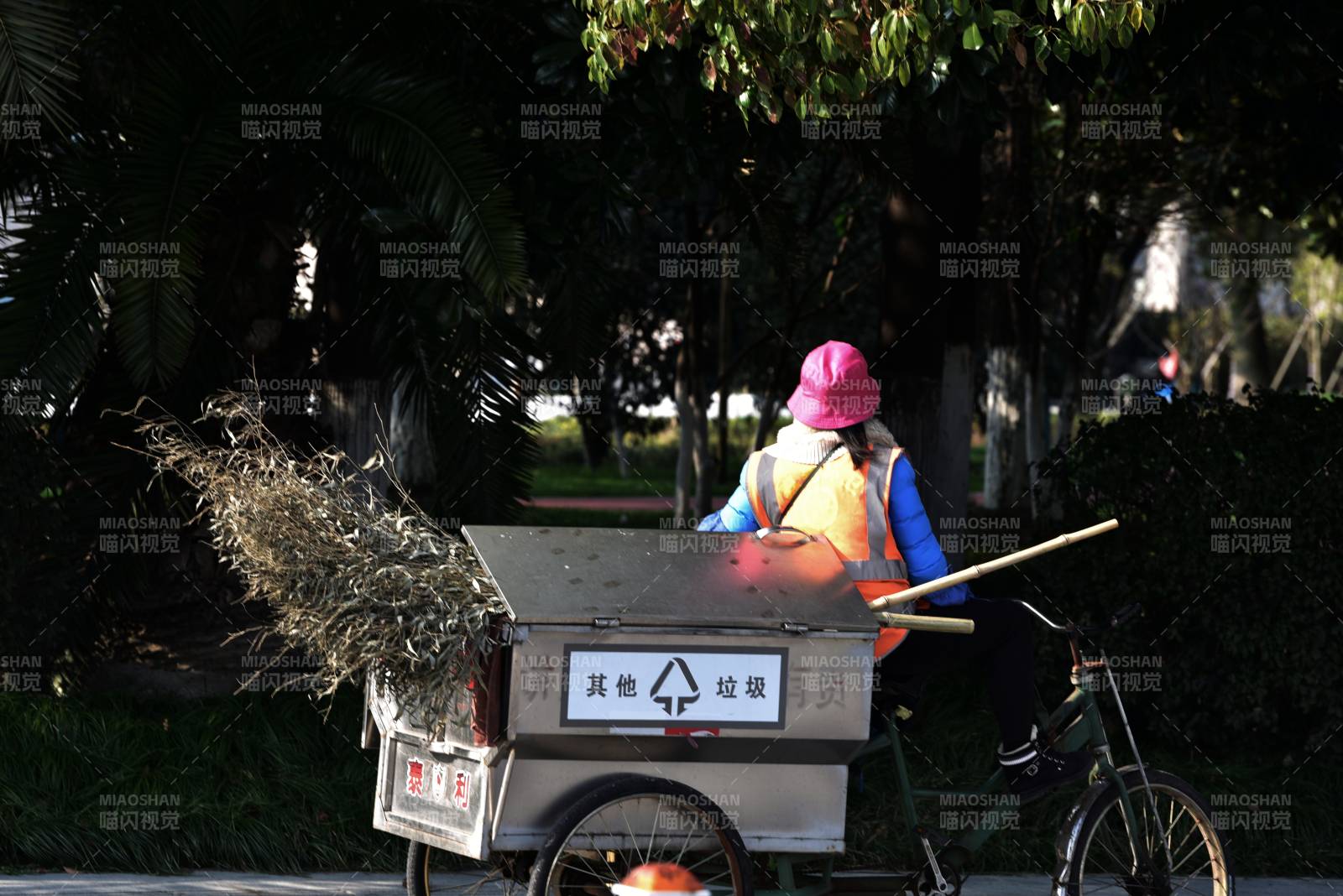 环卫工清运垃圾图片