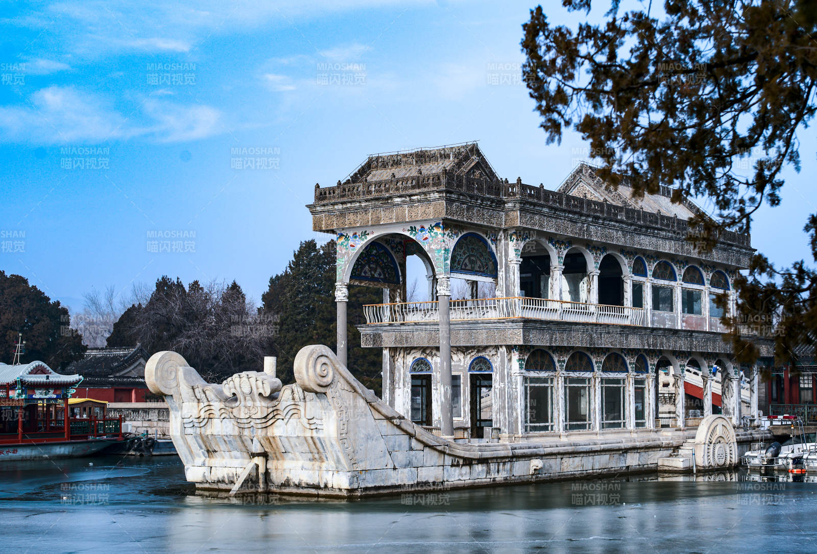 石舫静泊湖中图片