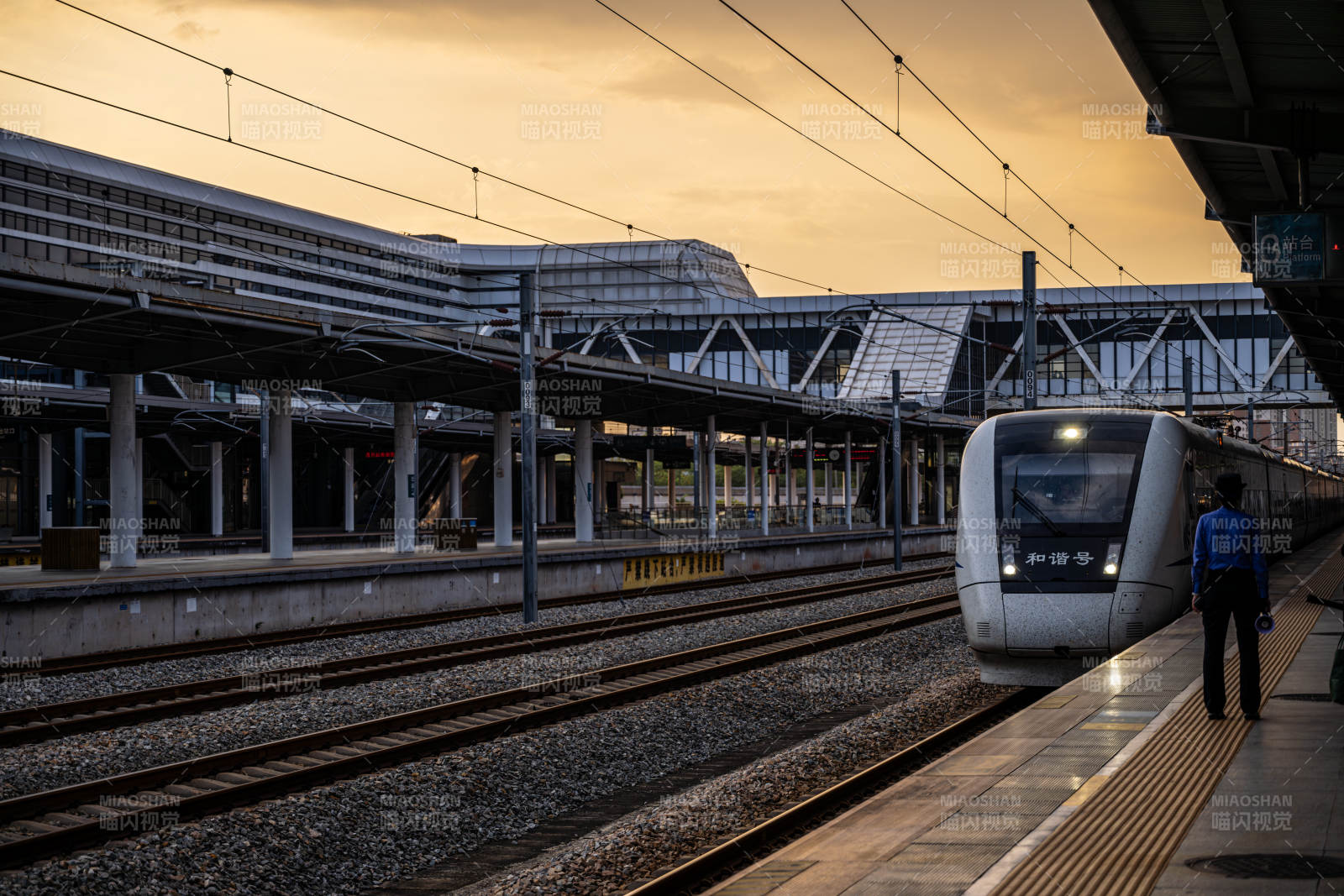 黄昏站台列车驶来图片