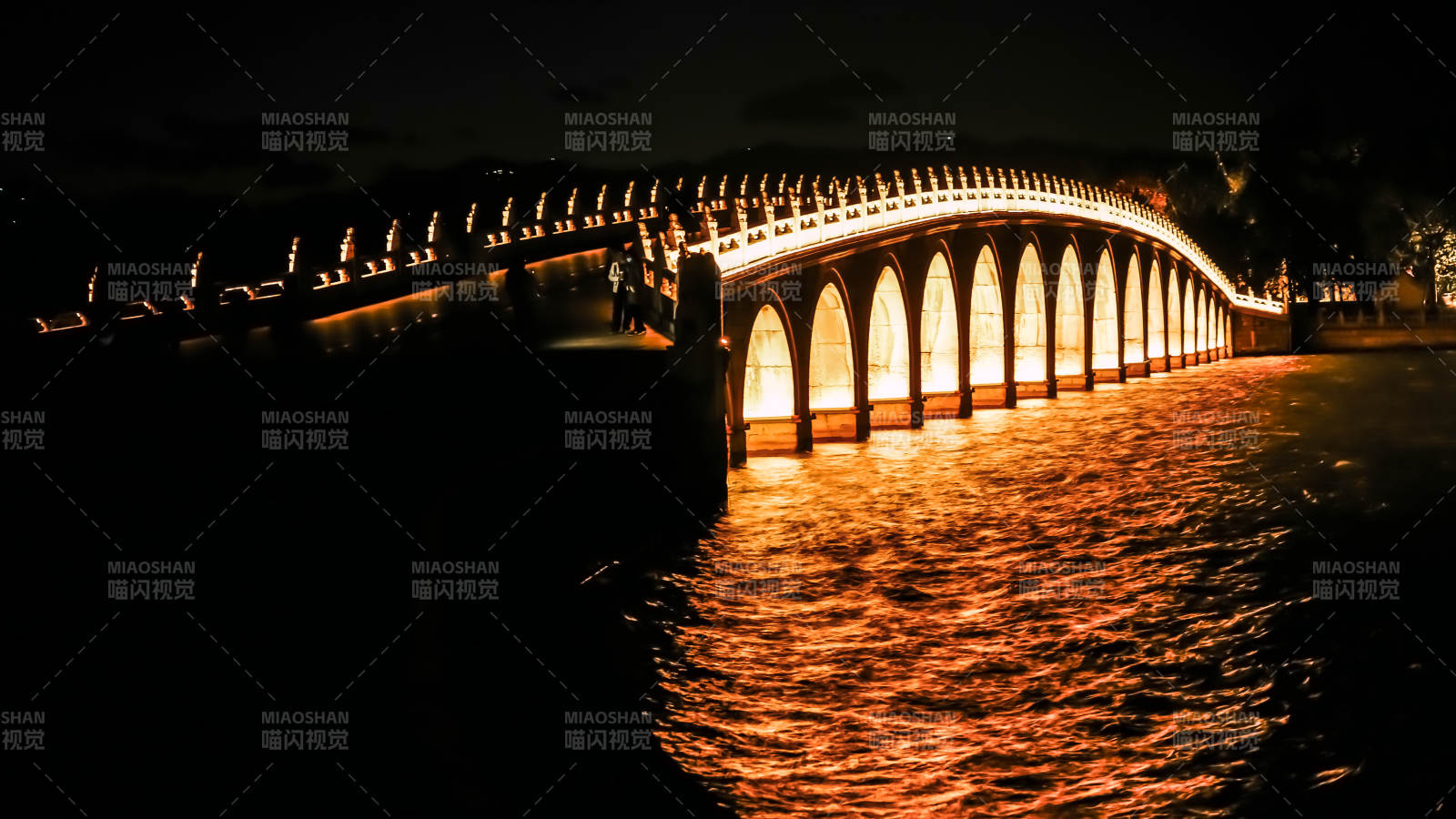 颐和园十七孔夜桥灯火映水波图片