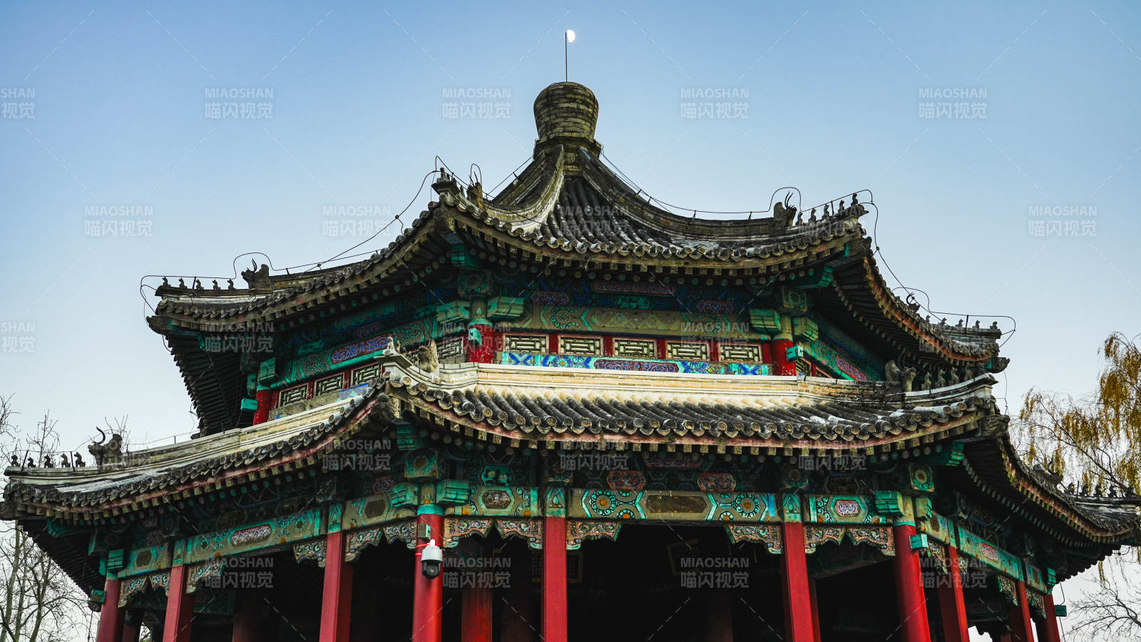 颐和园八角亭飞檐翘角图片