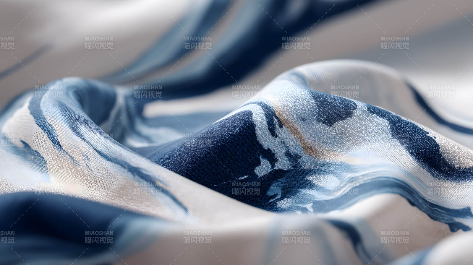 蓝白渐变丝绸纹理特写图片