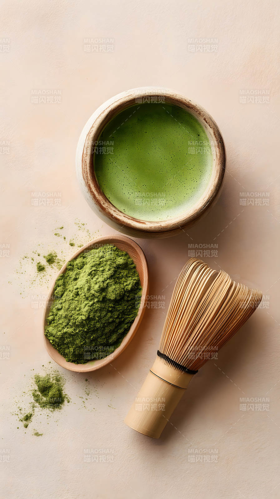 抹茶饮品与工具静物特写图片