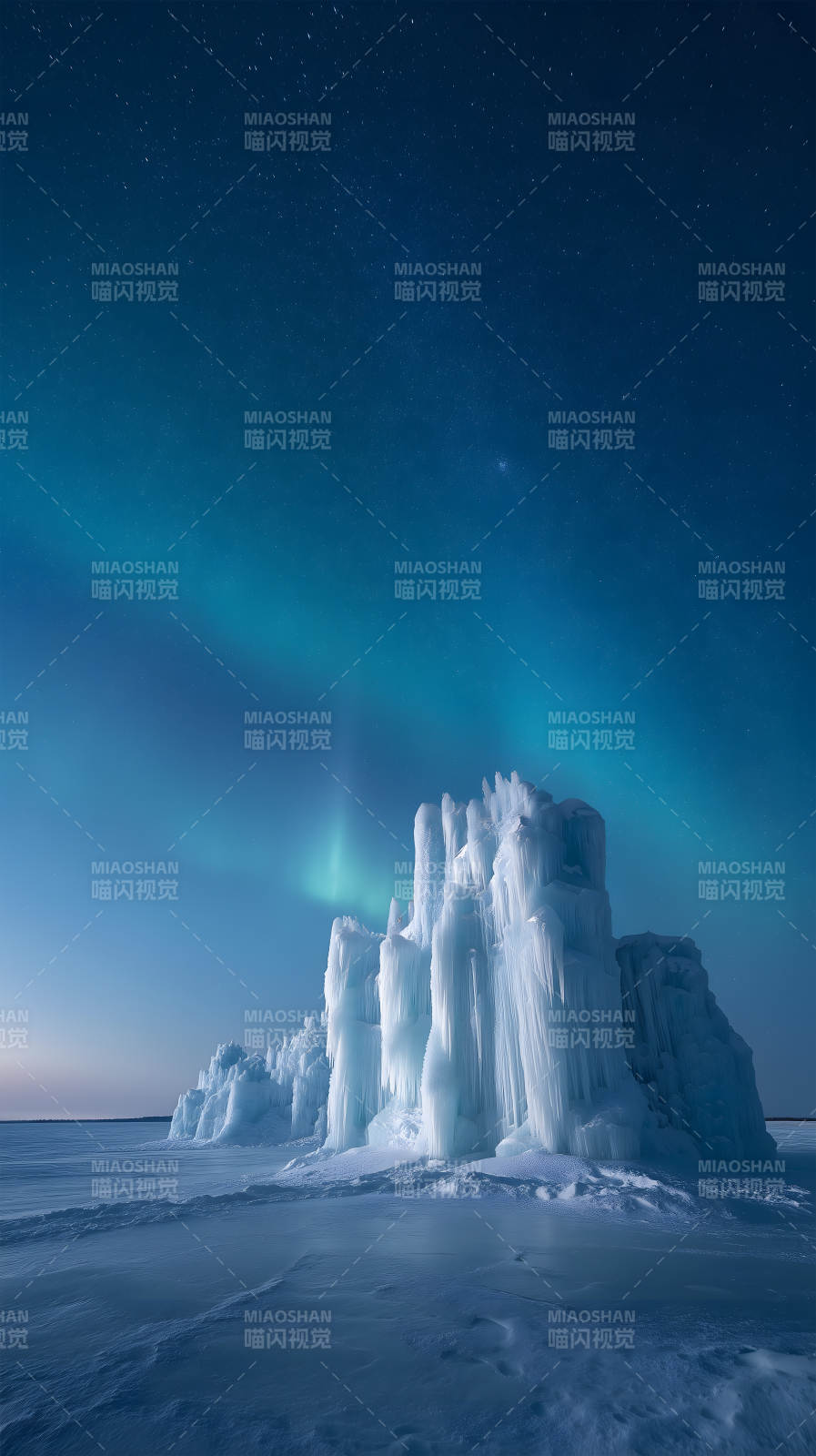 冰雪奇观极光夜空下的冰雕奇景图片
