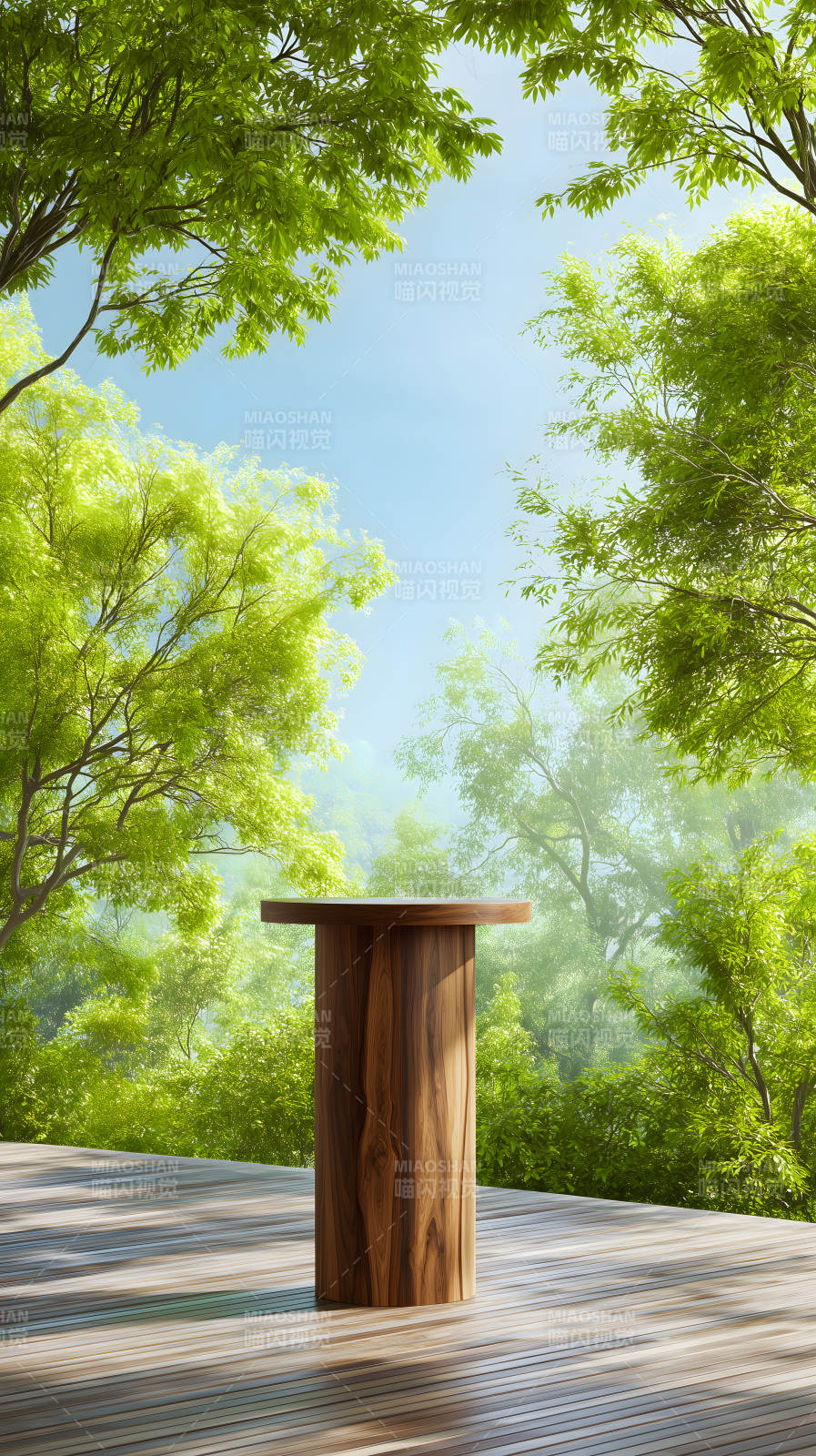 树木环绕的木质展示台环境优美图片