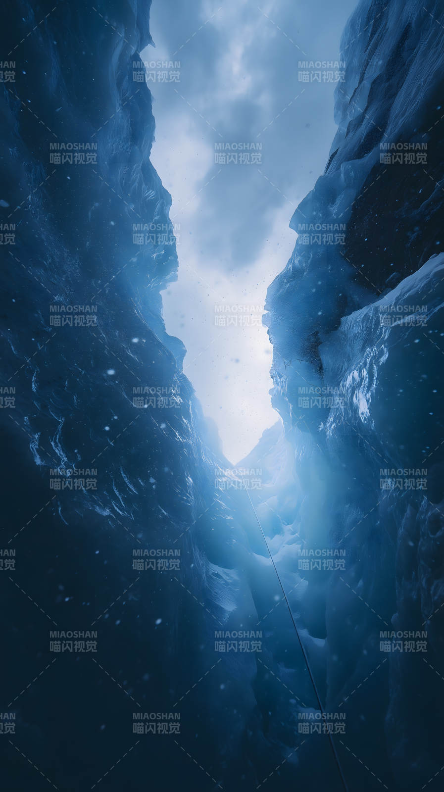 冰川裂缝中的探险绳索视角图片