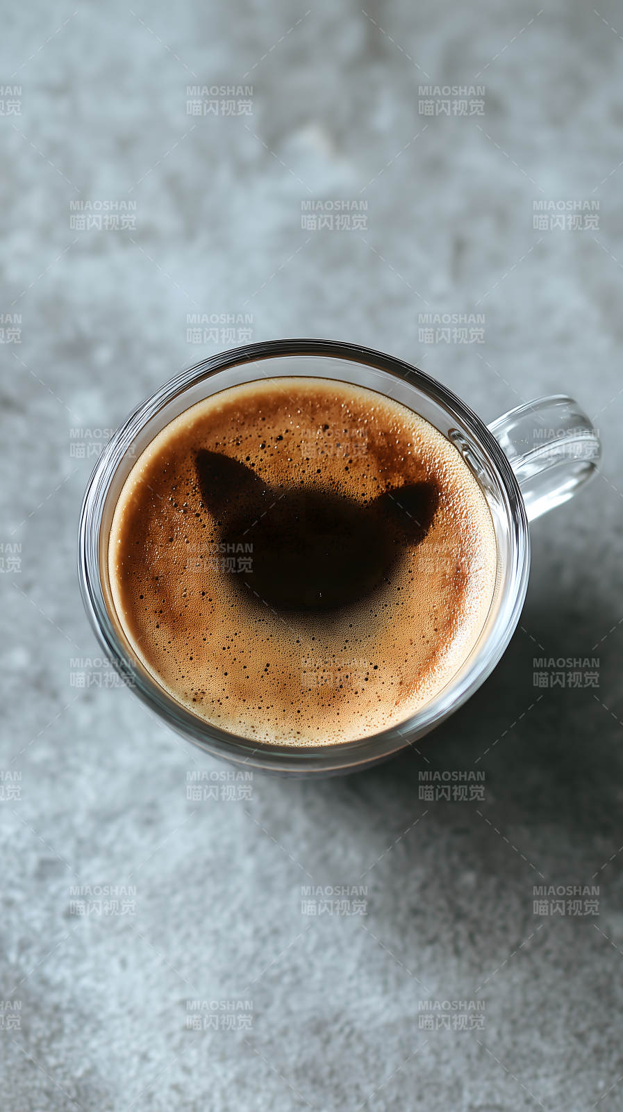 一杯咖啡顶部有泡沫和黑色阴影图片