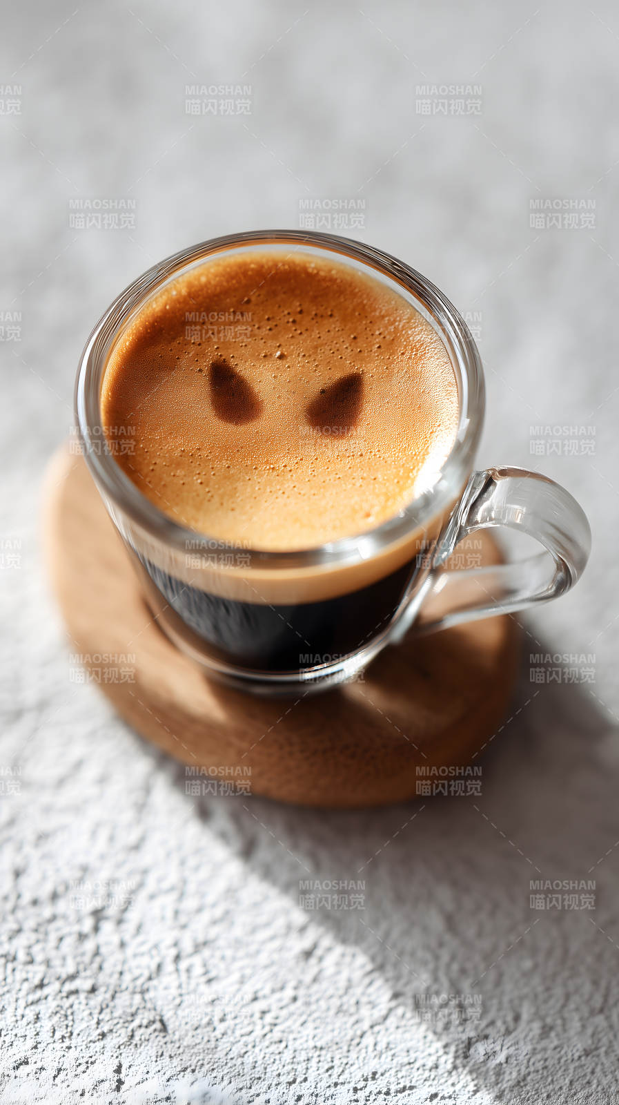 咖啡特写俯视视角泡沫上的可爱图案图片