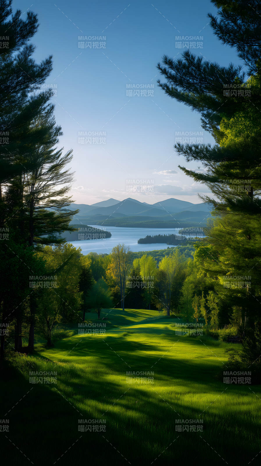 湖光山色景色优美绿草如茵生机勃勃图片
