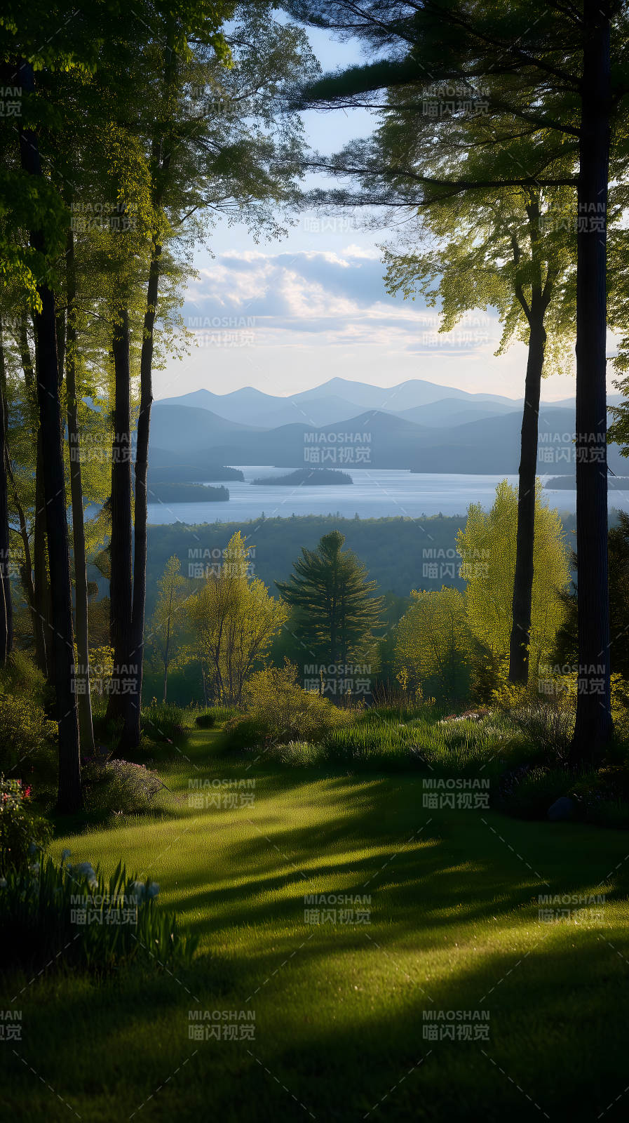 绿茵草地下的湖光山色风光图片